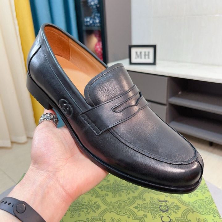 G*u*i leather shoes
